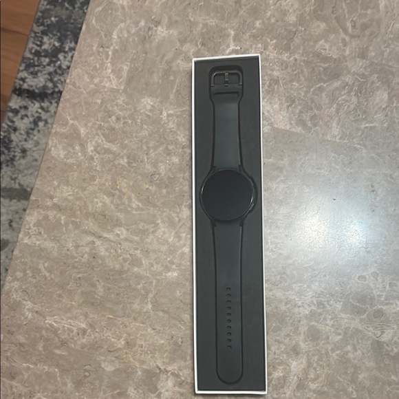 Samsung Black Smartwatch with Advanced Features - Picture 3 of 4